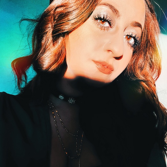 Meet your Posher, Beth - Picture 2 of 2